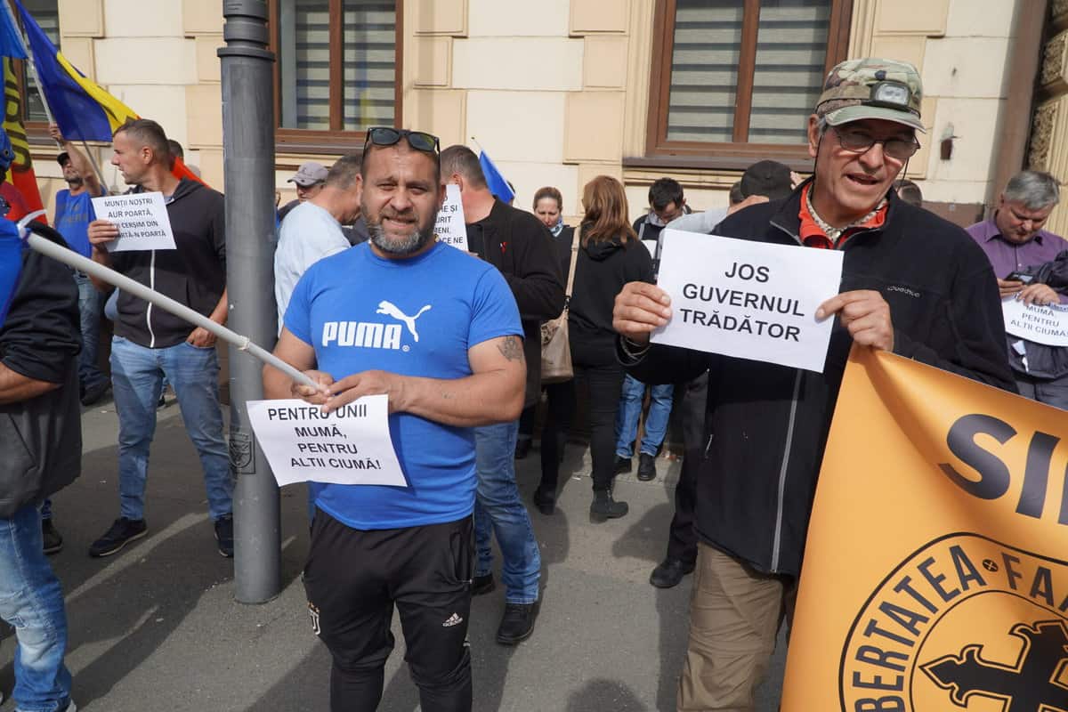 live video: zeci de oameni protestează în fața prefecturii din sibiu