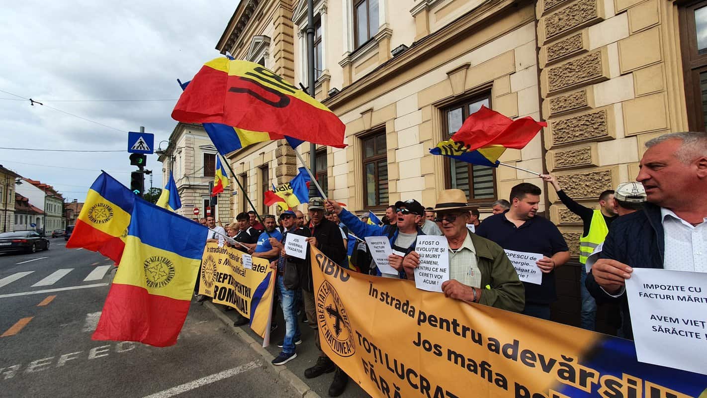 live video: zeci de oameni protestează în fața prefecturii din sibiu