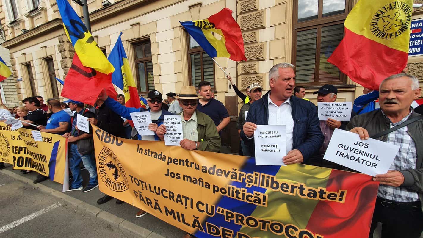 live video: zeci de oameni protestează în fața prefecturii din sibiu