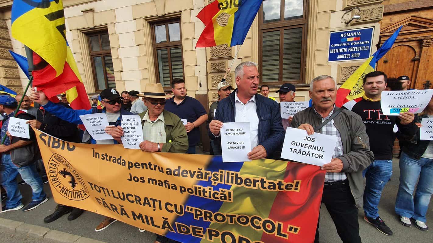 live video: zeci de oameni protestează în fața prefecturii din sibiu