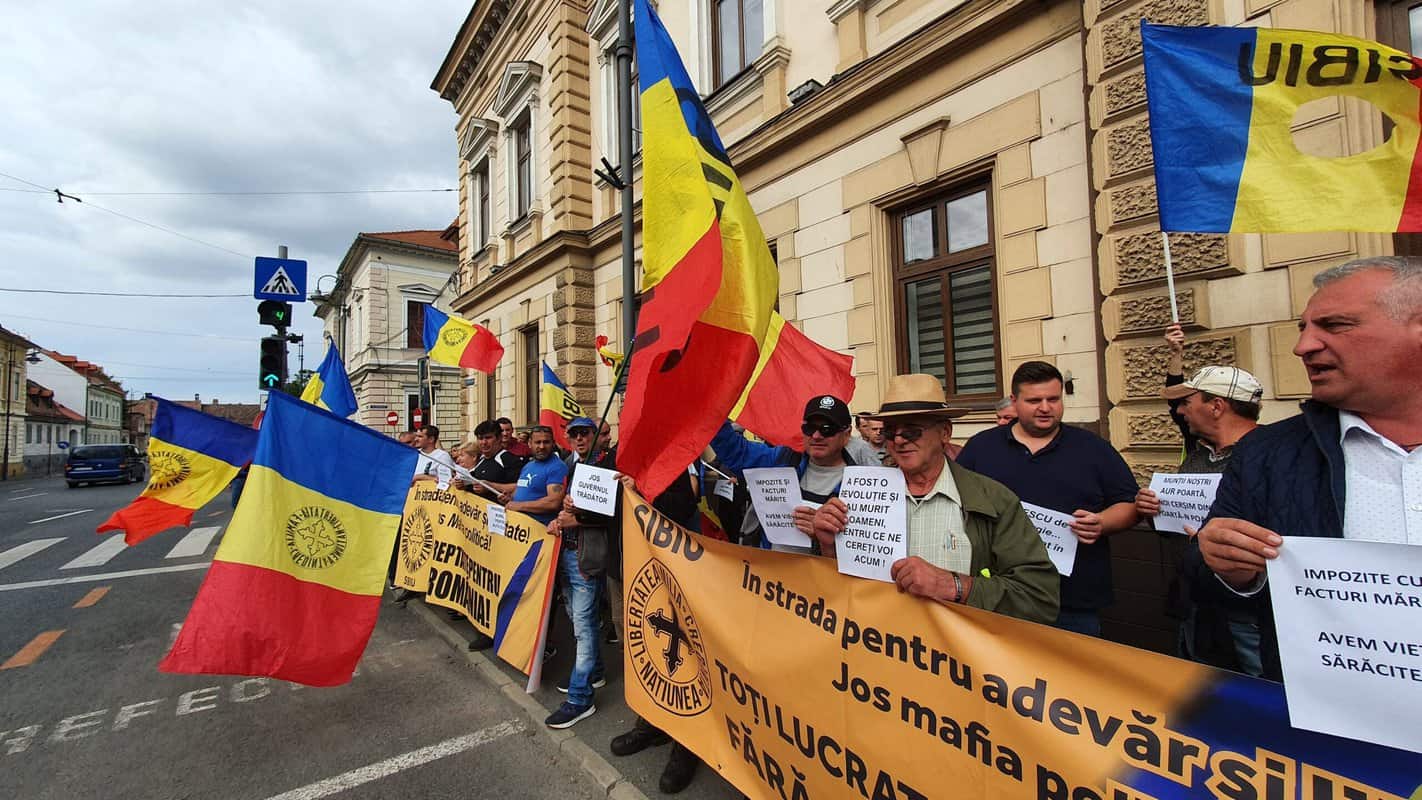 live video: zeci de oameni protestează în fața prefecturii din sibiu