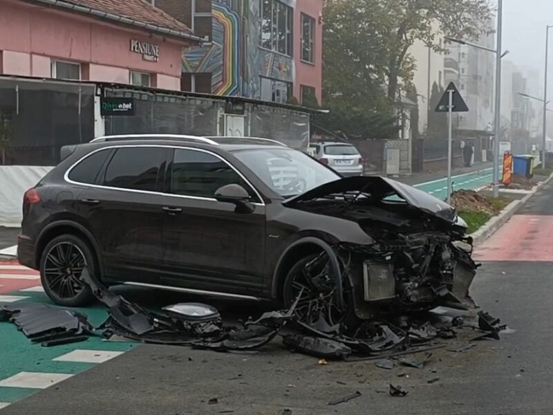 foto - accident pe calea dumbrăvii - porsche lovit de un autobuz la intersecția cu mihail sebastian