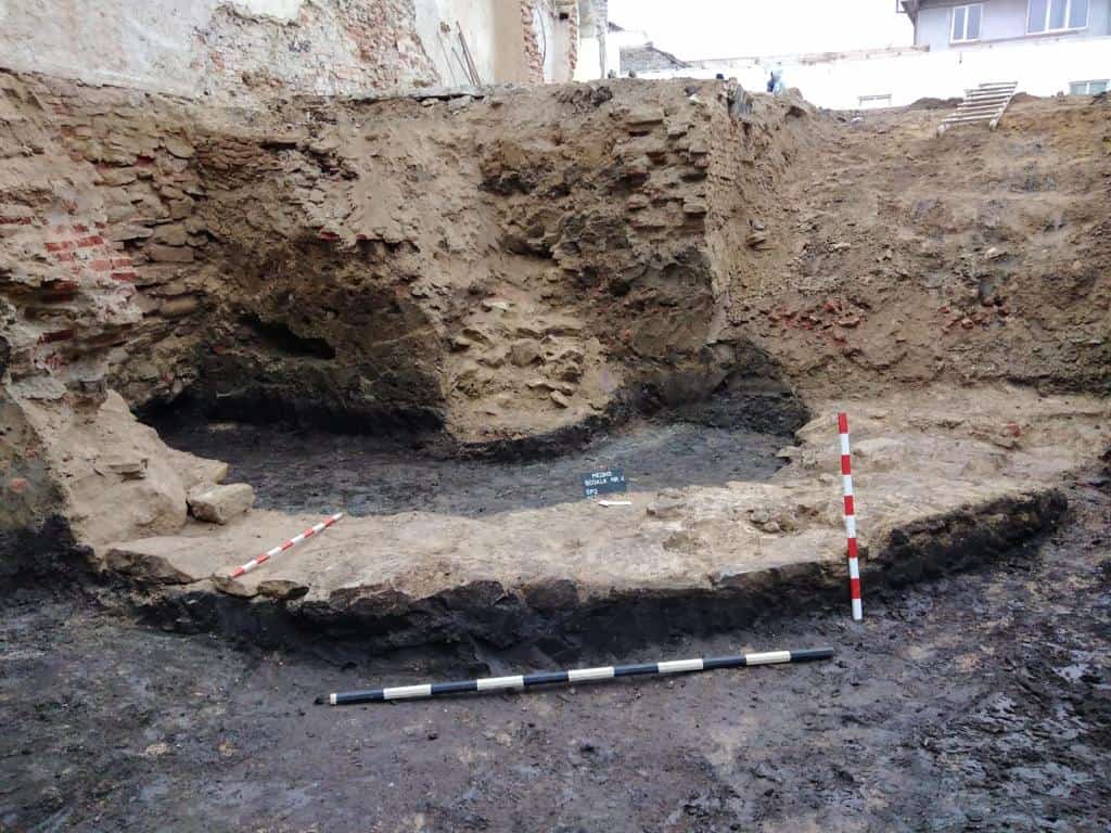 foto descoperiri arheologice pe șantierul școlii gimnaziale numărul 4 din mediaș