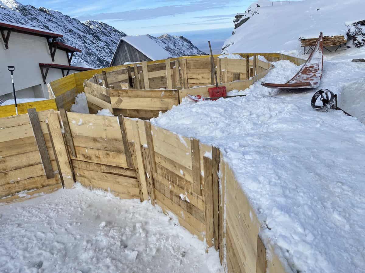 foto au început lucrările la noul hotel de gheață de la bâlea lac - tema proiectului este ”europa”