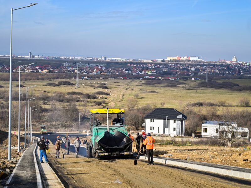 se toarnă asfalt pe strada preot bacca - lucrările de modernizare sunt aproape finalizate