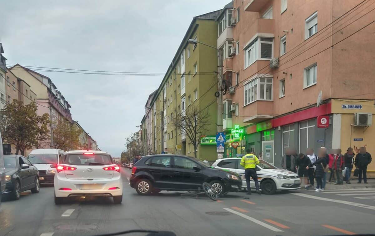 Biciclist lovit de o mașină în Vasile Aaron - Bărbatul a fost transportat la spital