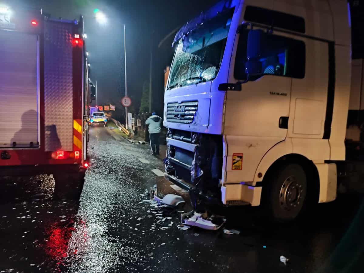 foto: accident pe dn7 la călimănești - impact violent între un autocar plin cu persoane și un tir