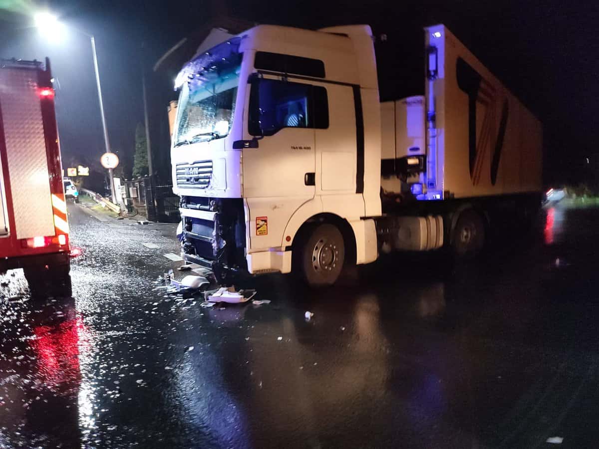 foto: accident pe dn7 la călimănești - impact violent între un autocar plin cu persoane și un tir