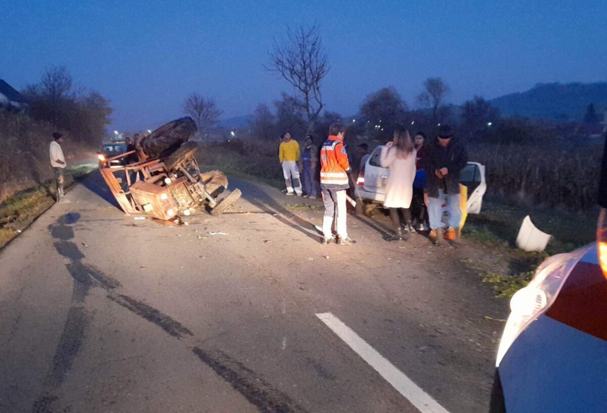 Impact violent la Cornățel - O mașină s-a izbit de un tractor