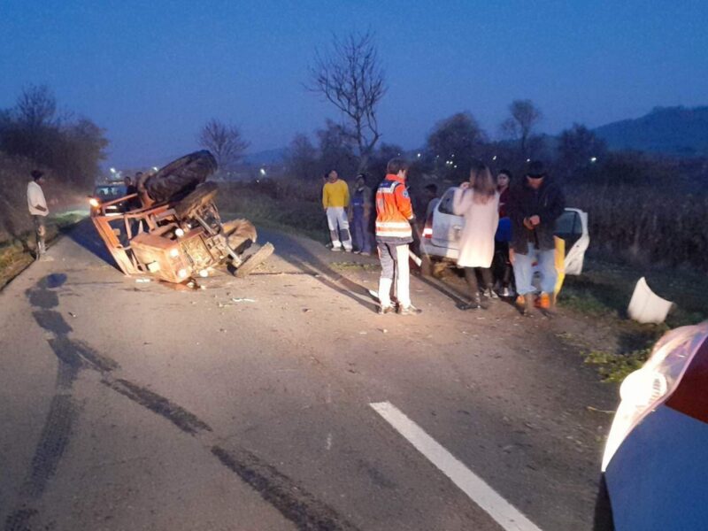 impact violent la cornățel - o mașină s-a izbit de un tractor