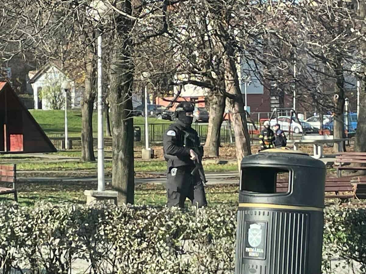 video foto: geantă suspectă în parcul tineretului - echipaje de la sri și poliție cercetează zona