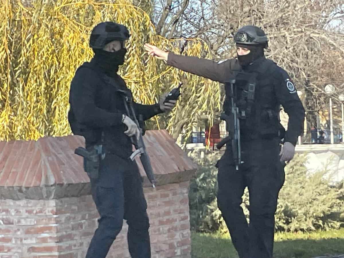 video foto: geantă suspectă în parcul tineretului - echipaje de la sri și poliție cercetează zona