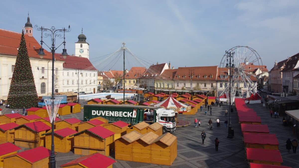 piața mare arată ca în povești - s-au montat căsuțele din târgul de crăciun de la sibiu