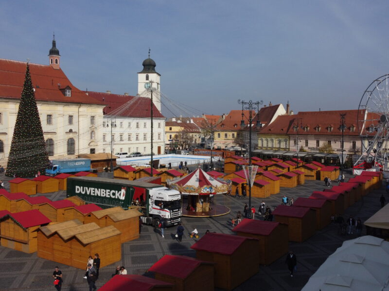 piața mare arată ca în povești - s-au montat căsuțele din târgul de crăciun de la sibiu