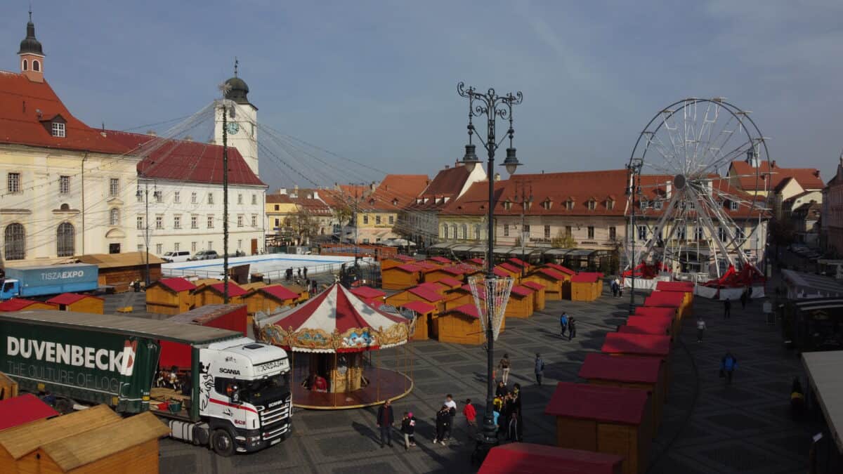 piața mare arată ca în povești - s-au montat căsuțele din târgul de crăciun de la sibiu