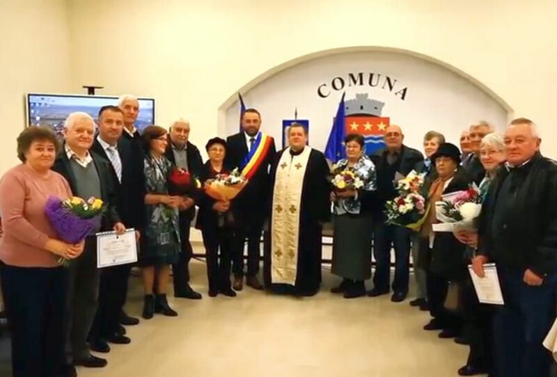 VIDEO - Opt cupluri premiate de primăria Șelimbăr - Au împlinit 50 de ani de la căsătorie