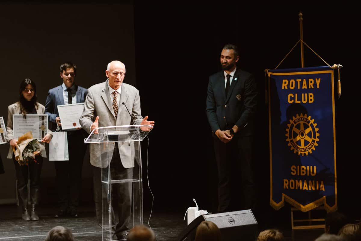 rotary club sibiu a recompensat, din nou, excelența. premii în bani, laptopuri și cărți pentru cei mai valoroși elevi sibieni