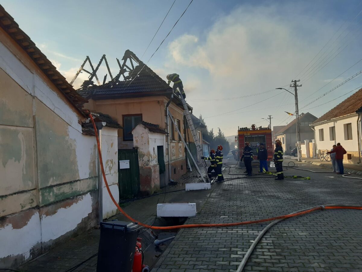 FOTO: Casă distrusă de flăcări în Cârța - Incendiul a izbucnit din cauza unui coș de fum