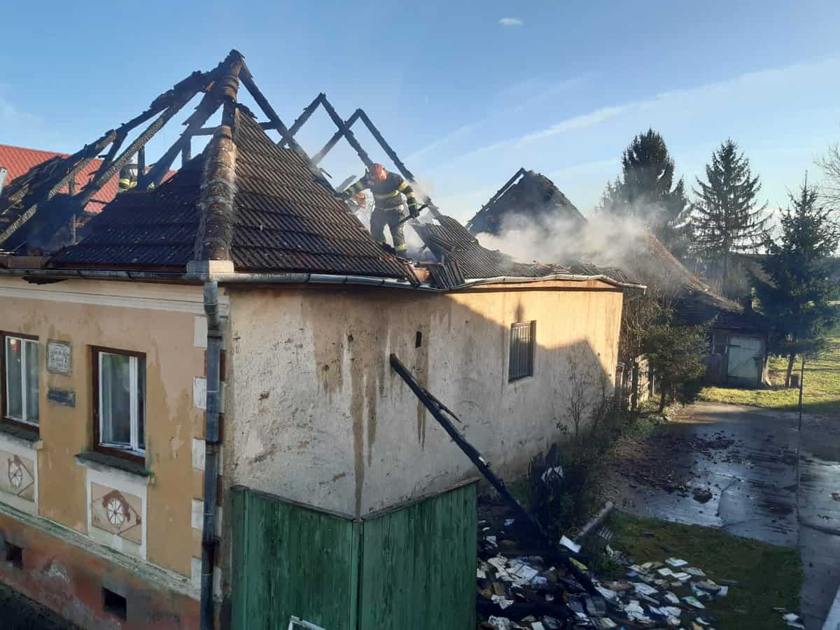 FOTO: Casă distrusă de flăcări în Cârța - Incendiul a izbucnit din cauza unui coș de fum