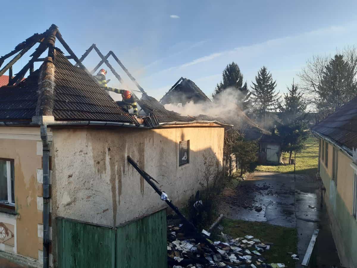 FOTO: Casă distrusă de flăcări în Cârța - Incendiul a izbucnit din cauza unui coș de fum