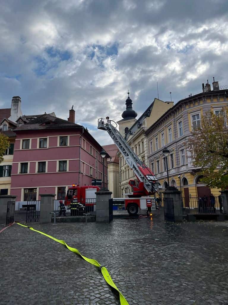 UPDATE FOTO: Pompierii desfășoară un exercițiu la Colegiul Național „Brukenthal” din Sibiu