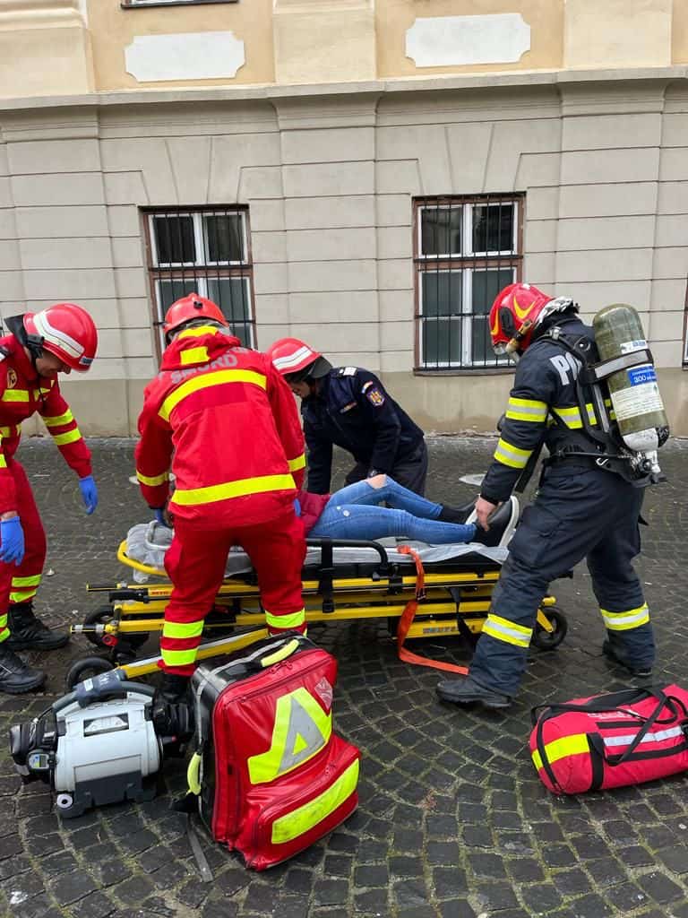 UPDATE FOTO: Pompierii desfășoară un exercițiu la Colegiul Național „Brukenthal” din Sibiu