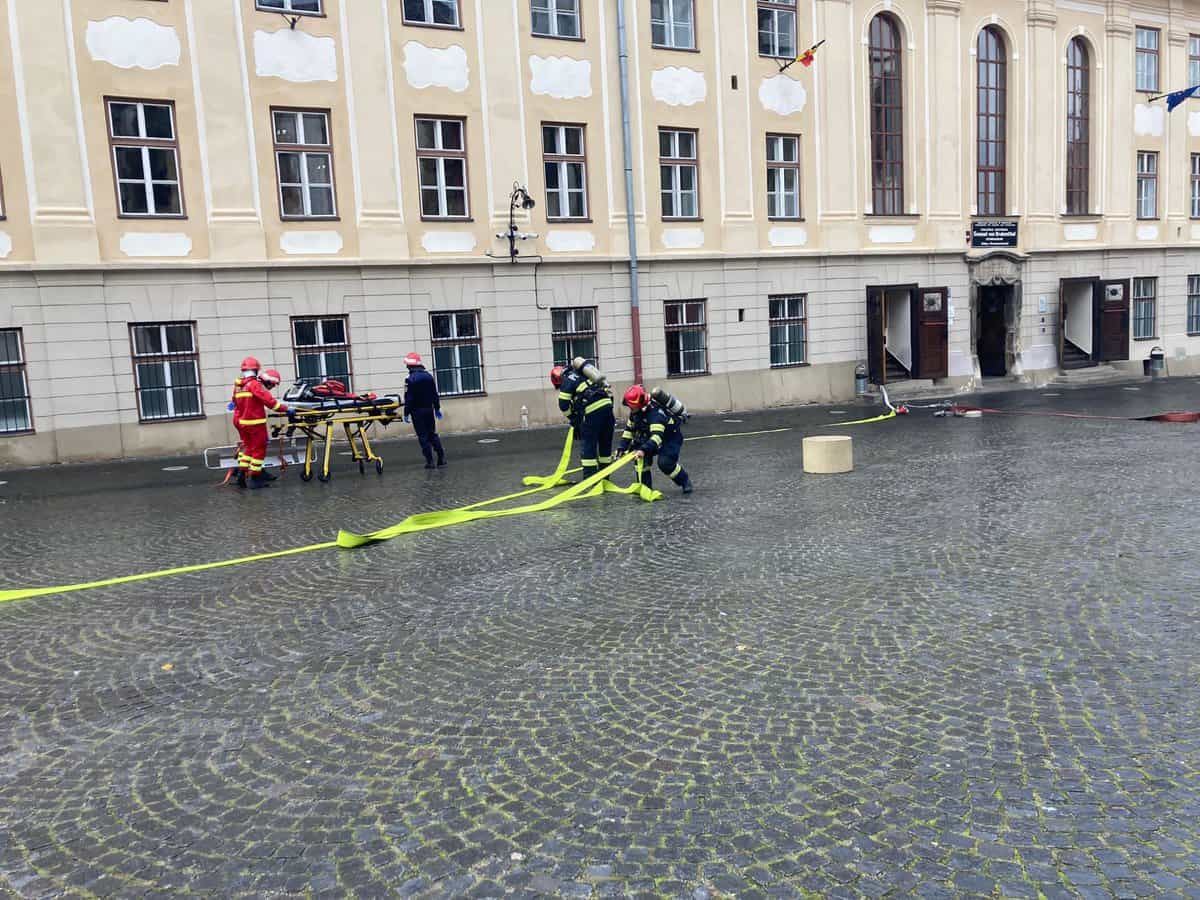 UPDATE FOTO: Pompierii desfășoară un exercițiu la Colegiul Național „Brukenthal” din Sibiu