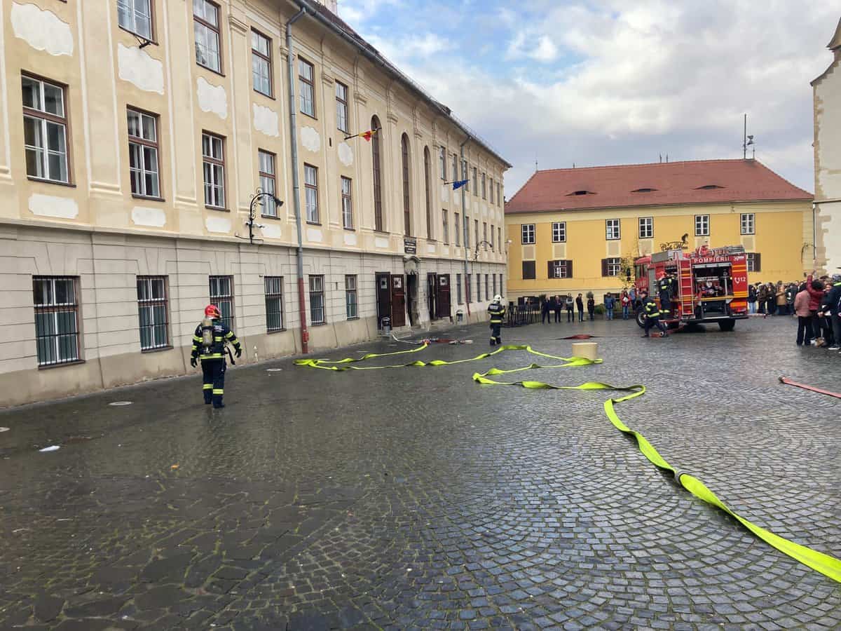 UPDATE FOTO: Pompierii desfășoară un exercițiu la Colegiul Național „Brukenthal” din Sibiu