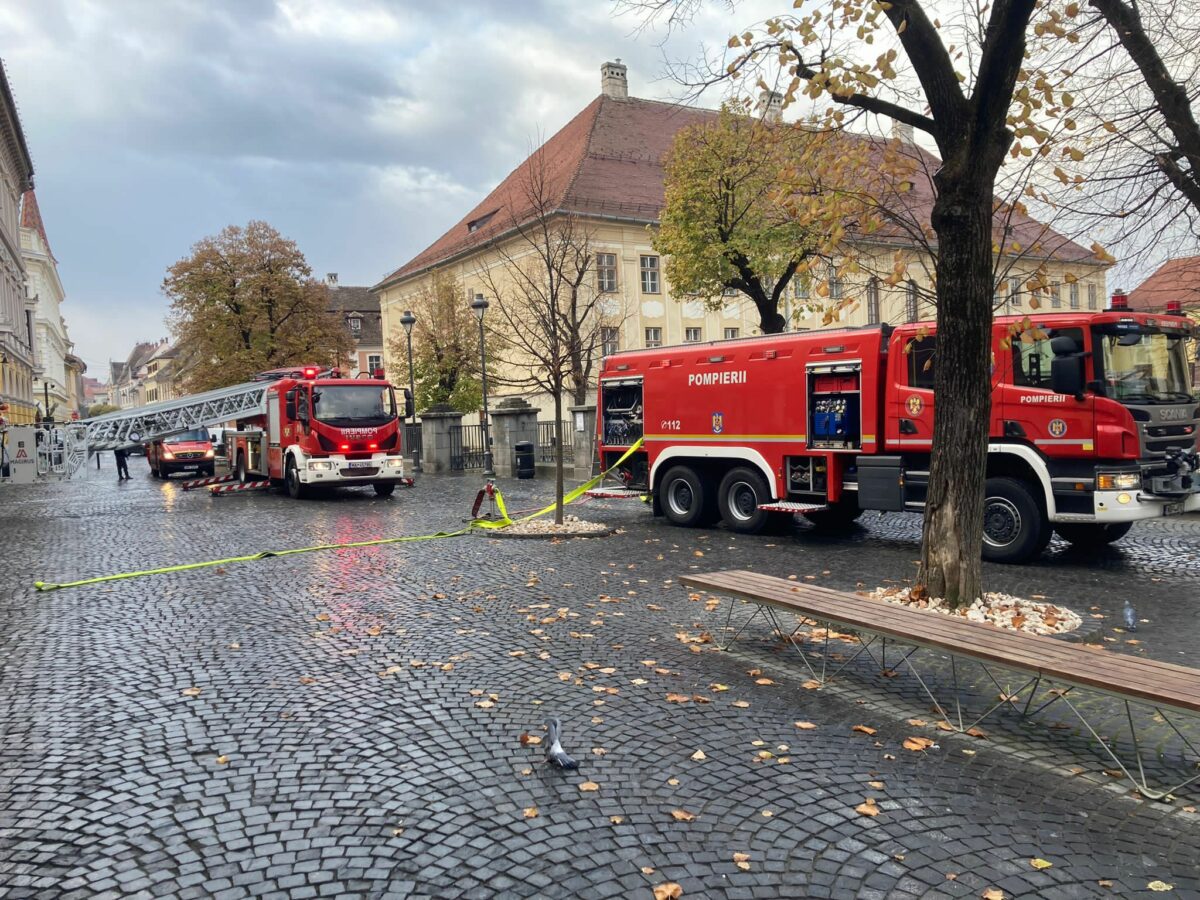 UPDATE FOTO: Pompierii desfășoară un exercițiu la Colegiul Național „Brukenthal” din Sibiu