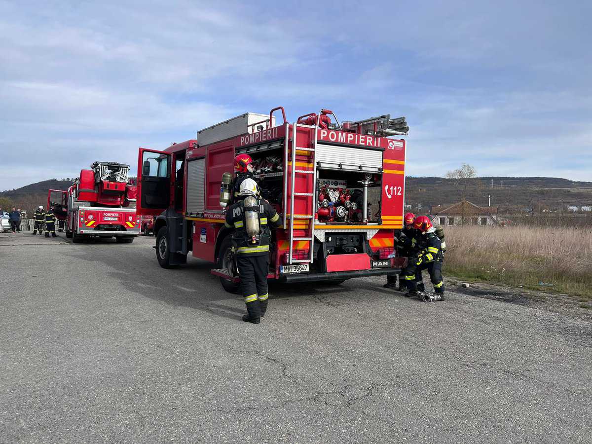 foto: simulare de incendiu la o firmă din sibiu - angajații, instruiți de pompieri