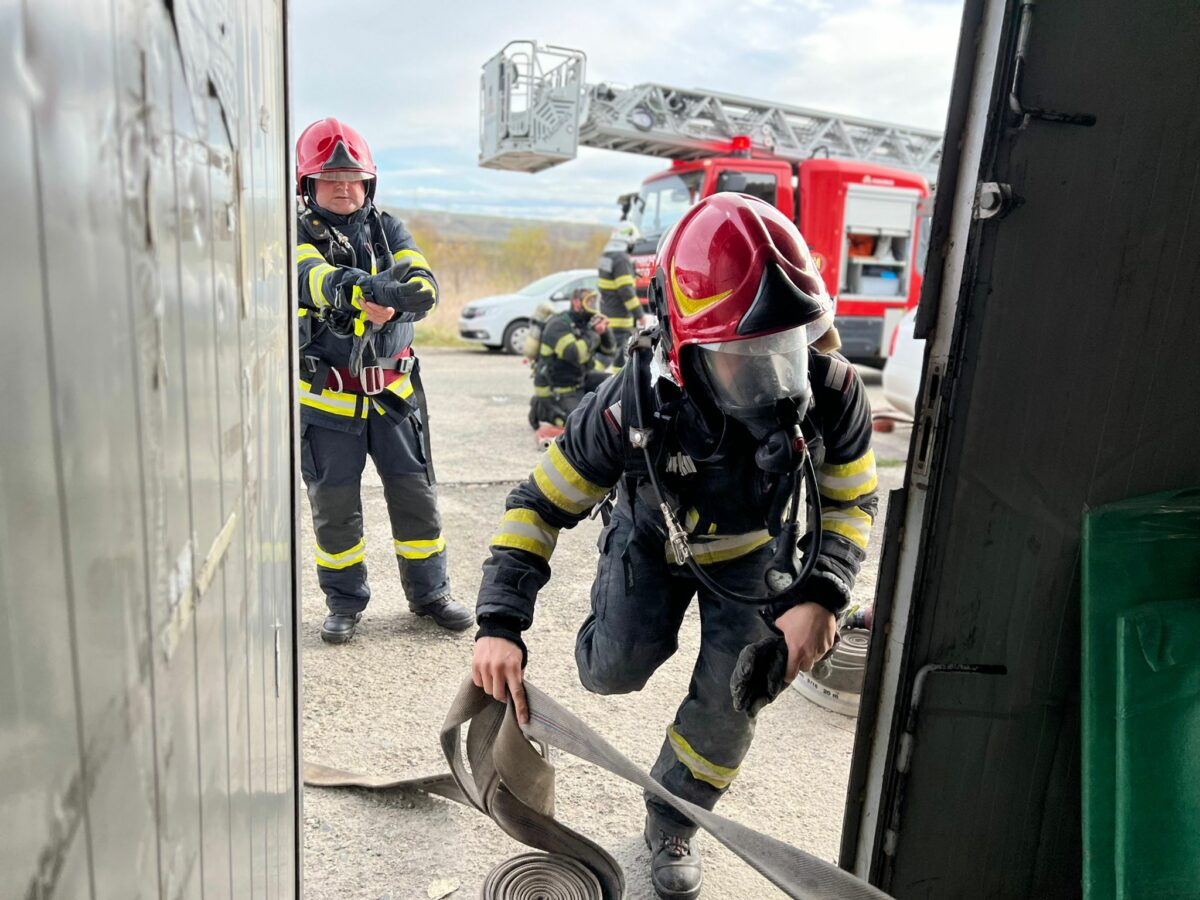 simulare de incendiu la o firmă de curierat din zona industrială vest