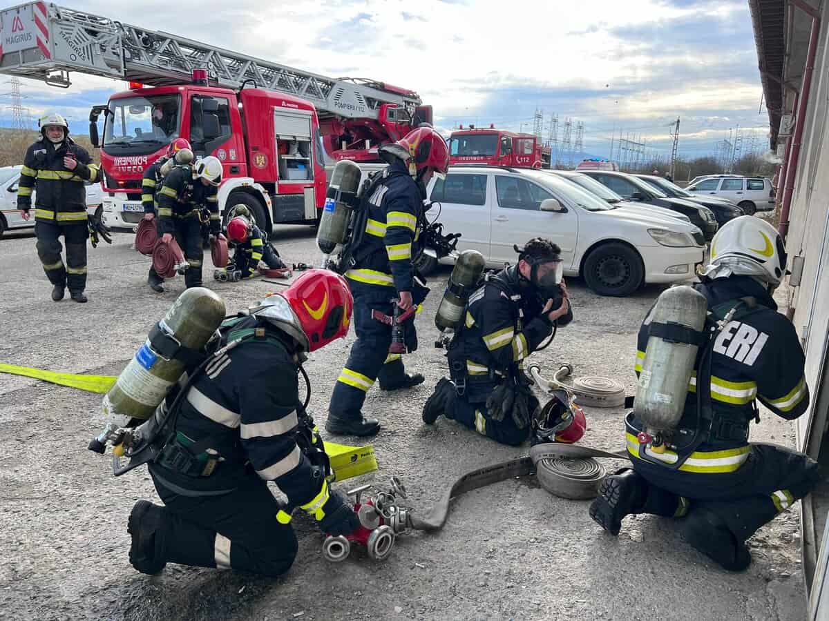 foto: simulare de incendiu la o firmă din sibiu - angajații, instruiți de pompieri