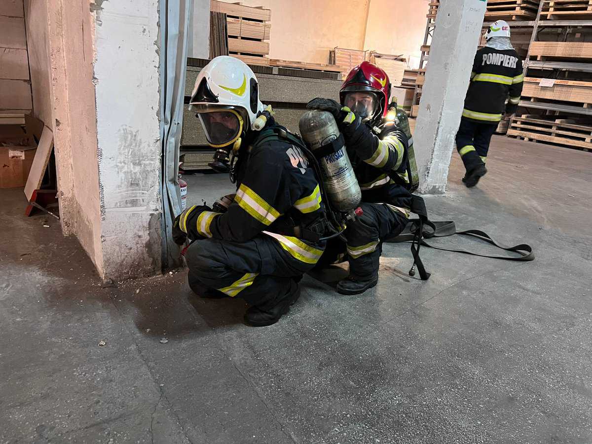 foto: simulare de incendiu la o firmă din sibiu - angajații, instruiți de pompieri