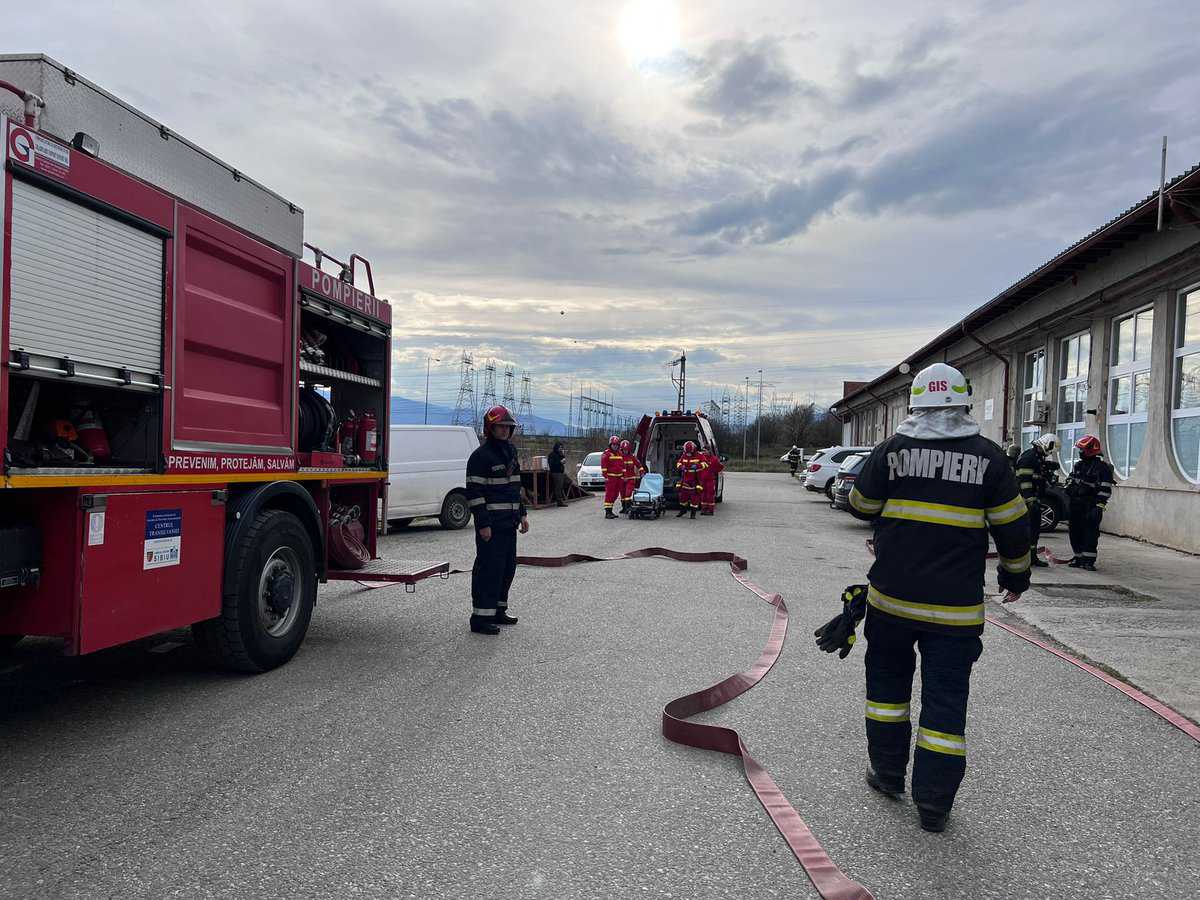 foto: simulare de incendiu la o firmă din sibiu - angajații, instruiți de pompieri