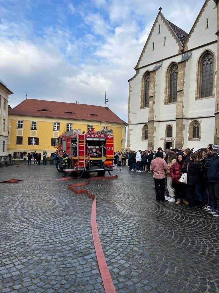 UPDATE FOTO: Pompierii desfășoară un exercițiu la Colegiul Național „Brukenthal” din Sibiu