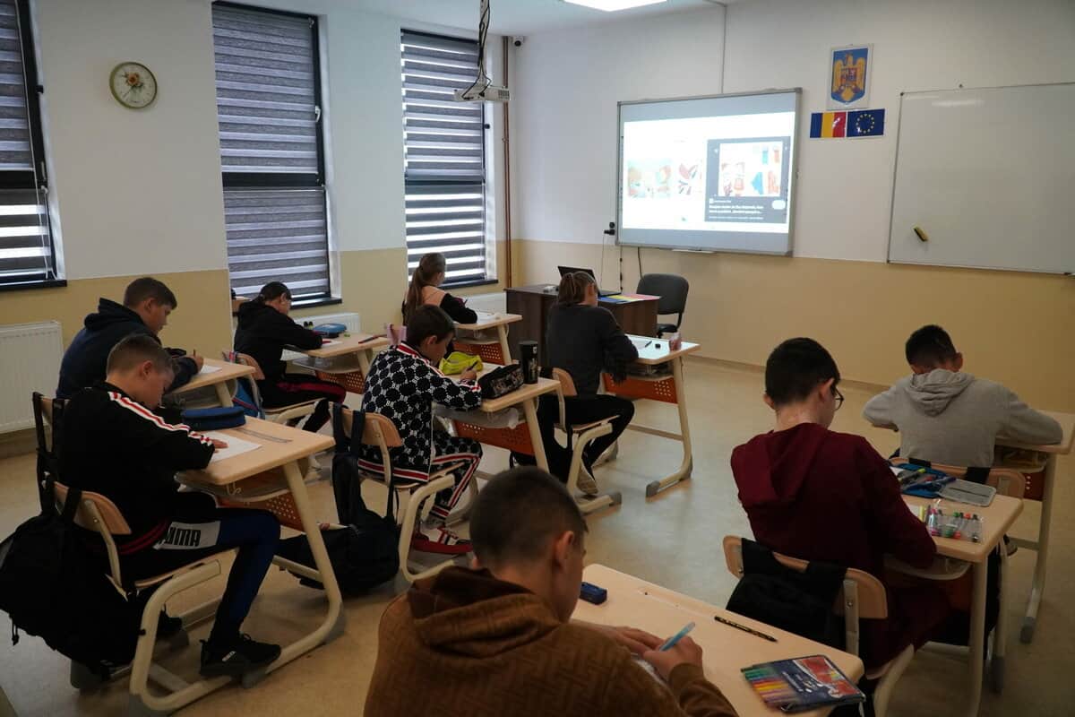 FOTO VIDEO Modelul Păuca -Cum funcționează o școală ”smart” – table interactive, lumini pe senzori, muzică în pauze pe hol și în clase