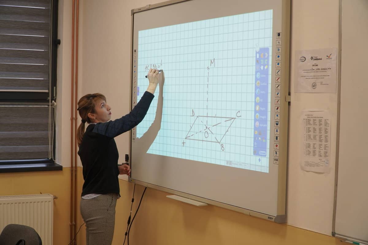 FOTO VIDEO Modelul Păuca -Cum funcționează o școală ”smart” – table interactive, lumini pe senzori, muzică în pauze pe hol și în clase