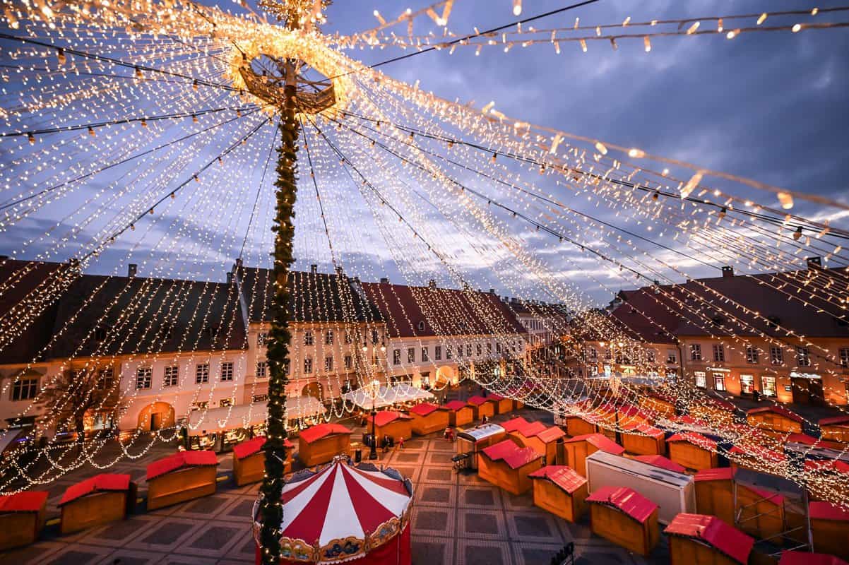 video: târgul de crăciun de la sibiu începe vineri - sute de căsuțe, roată panoramică, patinoar și atelierul lui moș crăciun, printre atracții