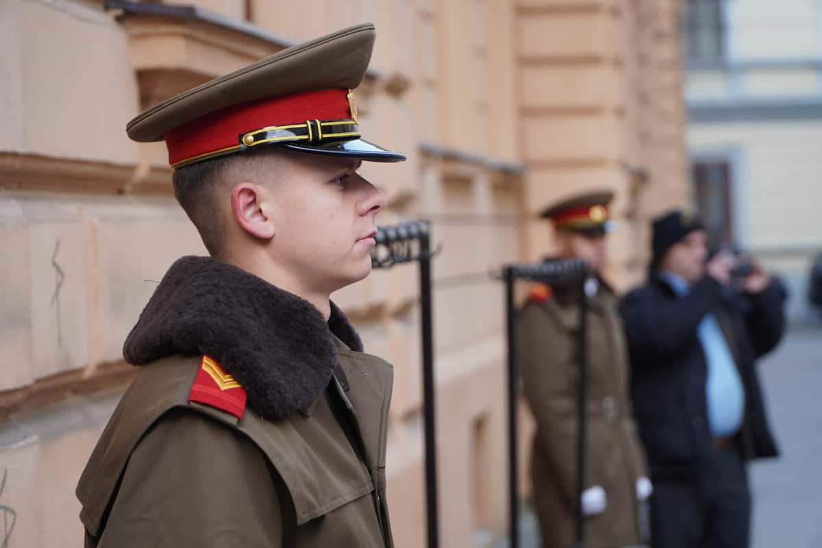 FOTO Politicieni și zeci de sibieni la ceremonia de 1 Decembrie de la Sibiu - Au fost depuse coroane și jerbe de flori