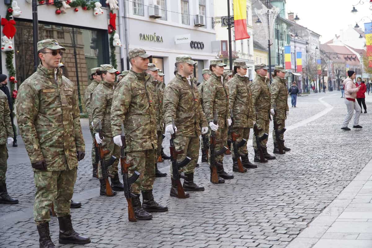 FOTO Politicieni și zeci de sibieni la ceremonia de 1 Decembrie de la Sibiu - Au fost depuse coroane și jerbe de flori