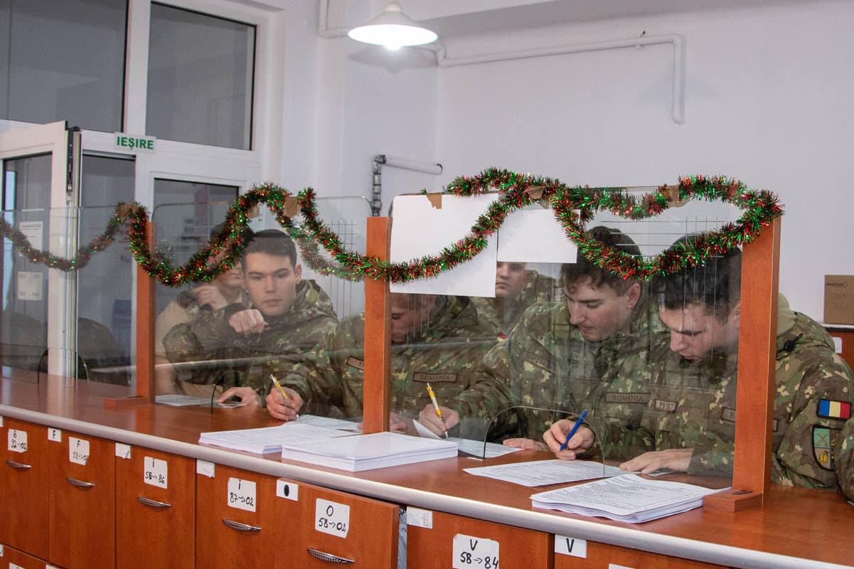 FOTO Zeci de studenți de la AFT Sibiu au donat sânge - ”Este important să fim alături de cei aflați în suferință”