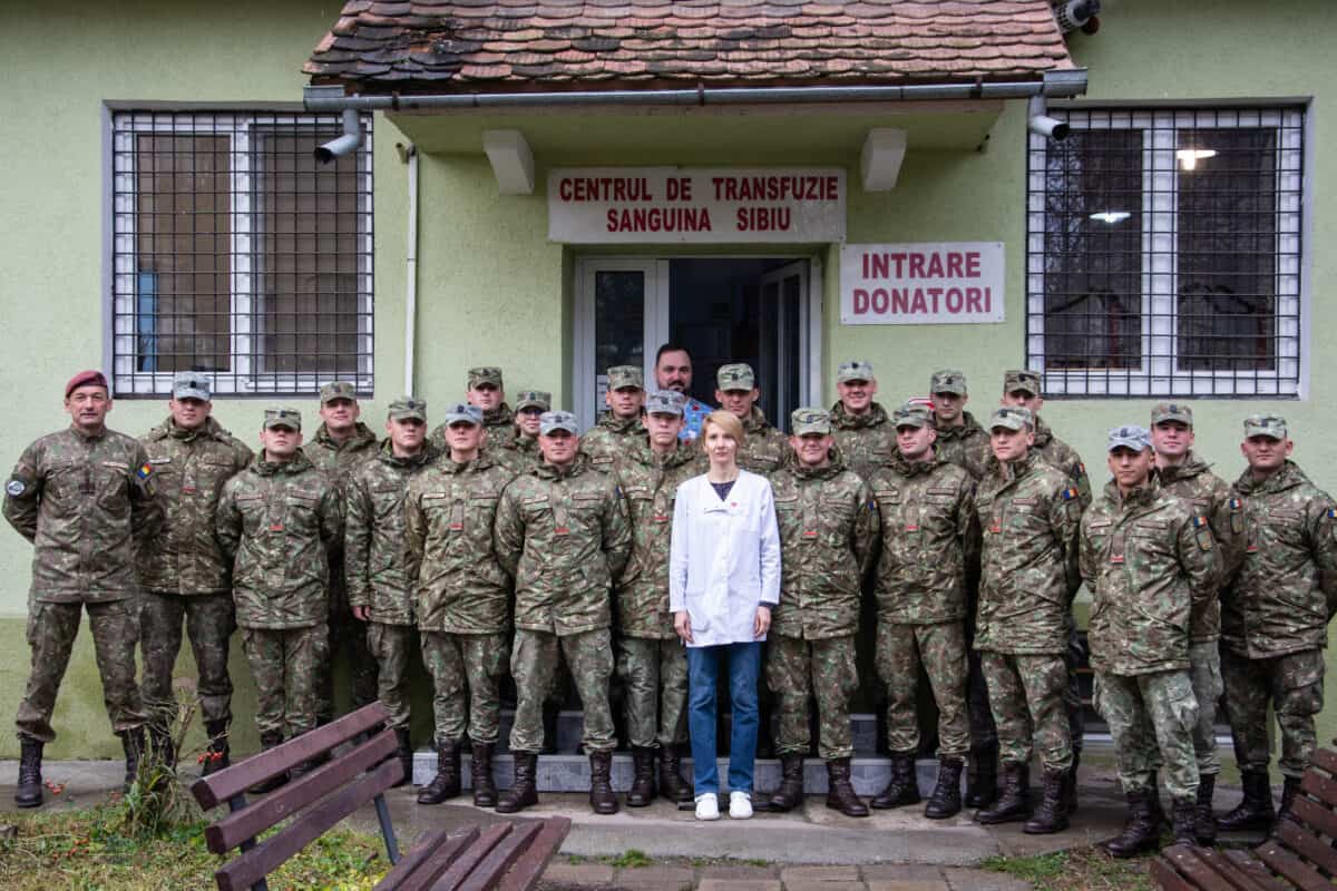 FOTO Zeci de studenți de la AFT Sibiu au donat sânge - ”Este important să fim alături de cei aflați în suferință”