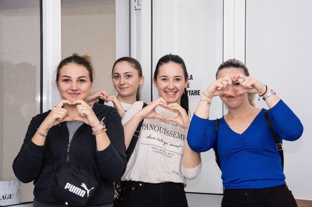 FOTO Zeci de studenți de la AFT Sibiu au donat sânge - ”Este important să fim alături de cei aflați în suferință”