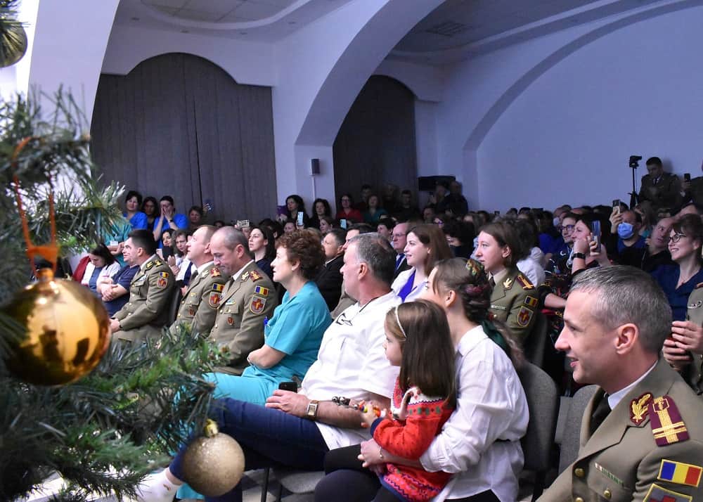 FOTO Concert de colinde cu Ștefan Hrușcă la Spitalul Militar Sibiu