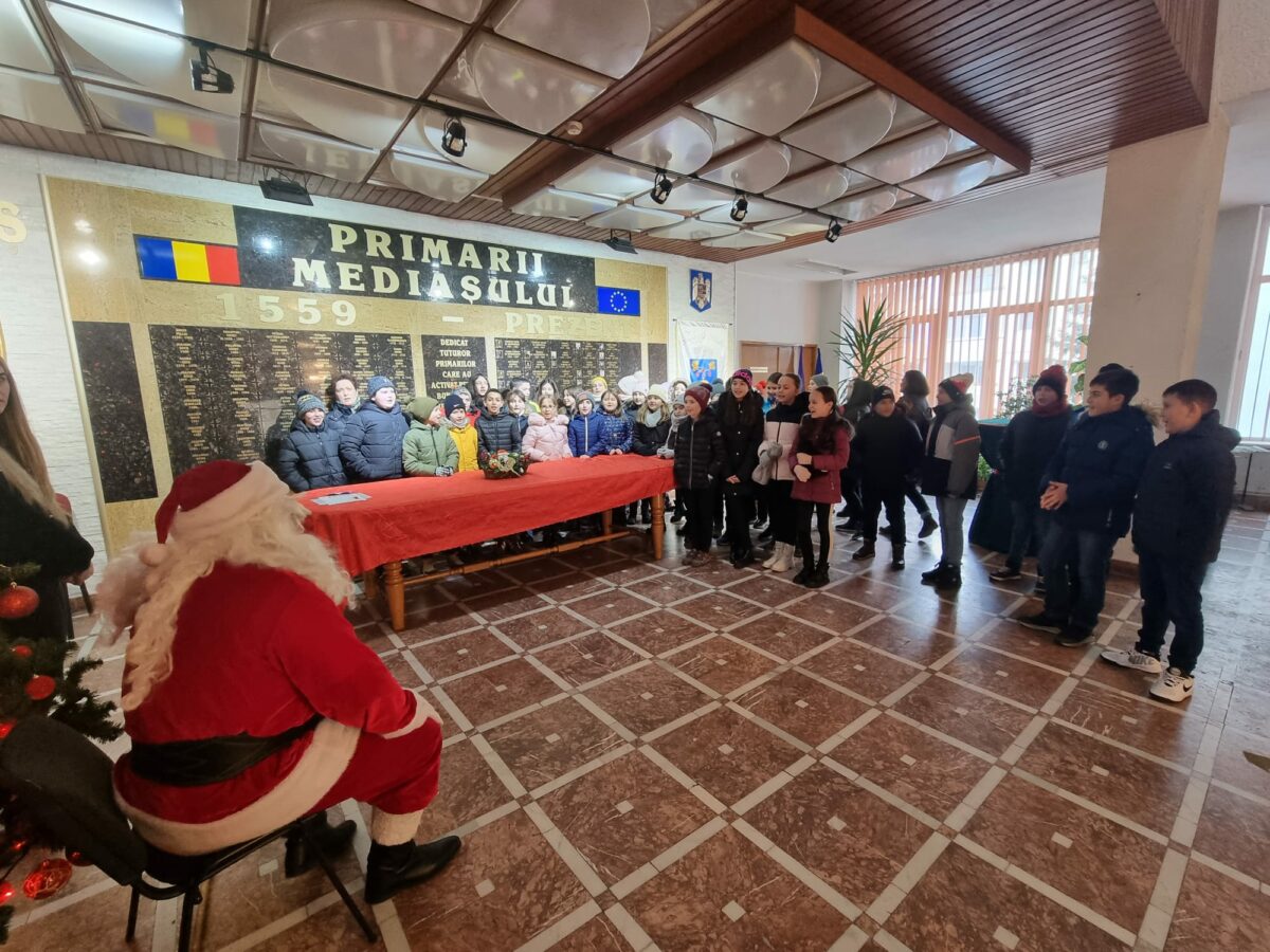 foto sute de copii au colindat la primăria mediaș