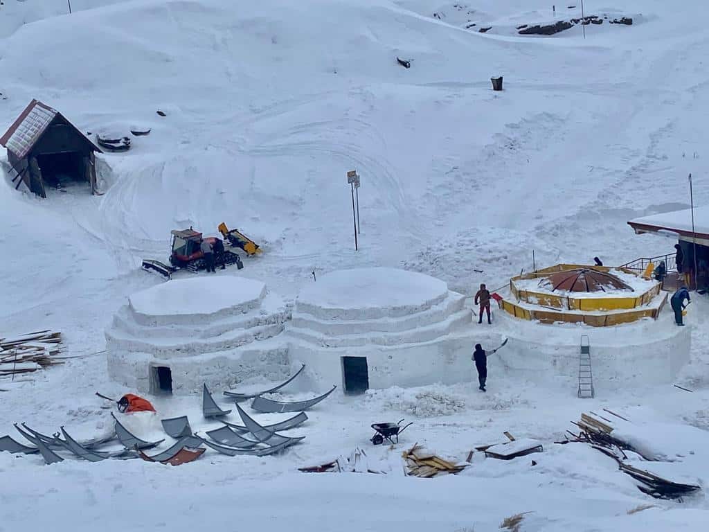 Hotelul de Gheaţă de la Bâlea Lac prinde contur - Au fost construite primele patru igluuri