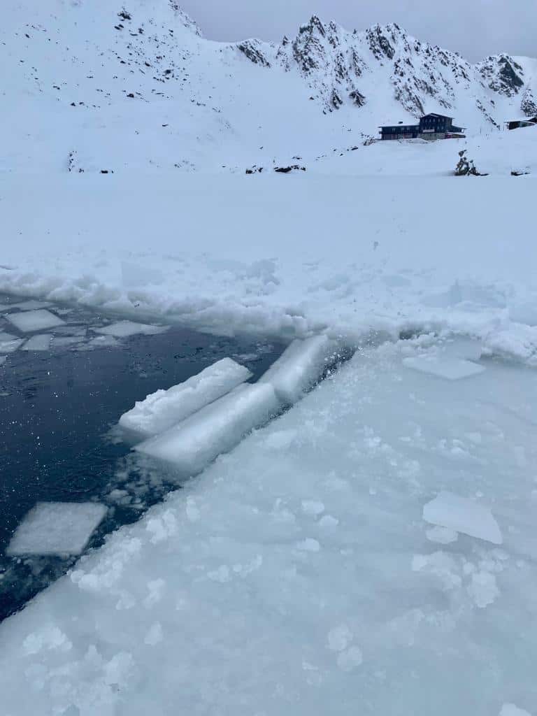 Hotelul de Gheaţă de la Bâlea Lac prinde contur - Au fost construite primele patru igluuri