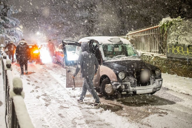 foto iarna și-a intrat în drepturi, în mai multe regiuni din europa - trafiul aerian și transportul public blocat din cauza ninsorilor