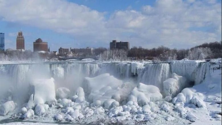 imagini spectaculoase cu cascada niagara înghețată din cauza viscolului