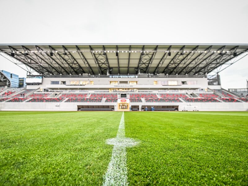 primăria schimbă gazonul de pe stadionul municipal. cel nou va costa peste 500.000 de euro